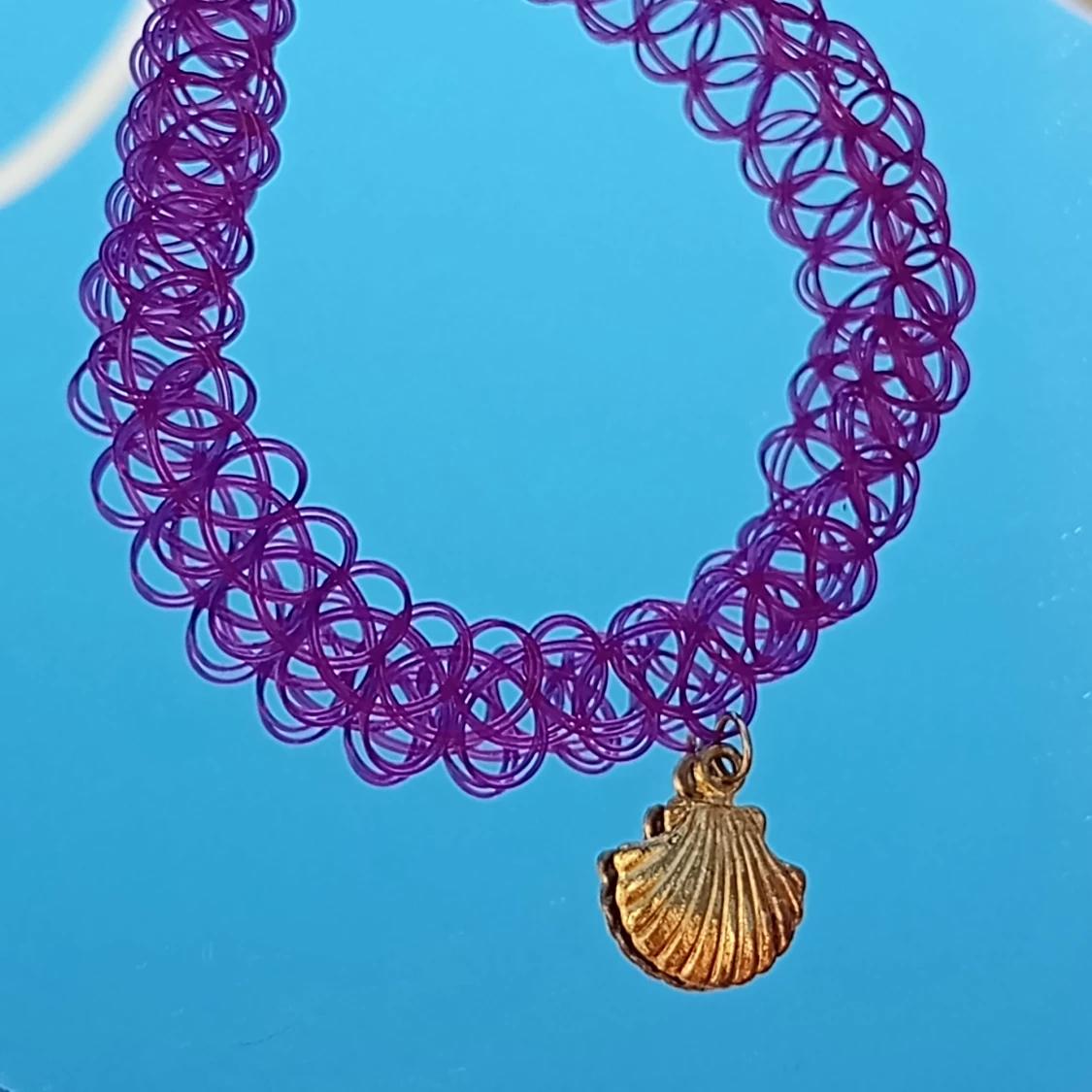 Lila choker med snäcka. FRI FRAKT - 90