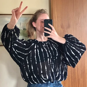 Svart och vitrandig Ballongblus! - Söt lite genomskinlig svart blus i storlek 44 men funkar bra för mig som är S 😄 Köpt på HM för länge sedan, möts upp i Stockholm! Skriv vid intresse🥰💐