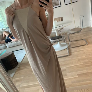 Långklänning från zara - Långklänning med slit från zara. Djup i ryggen.