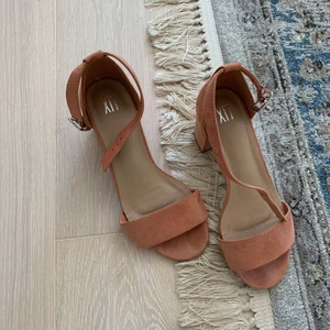 Sommarskor - Super fina sommarskor i sammet med rätt låg klack som har blivit för små
