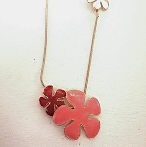 Halsband - Halsband m emaljerade blommor från pilgrim.längd 55 cm