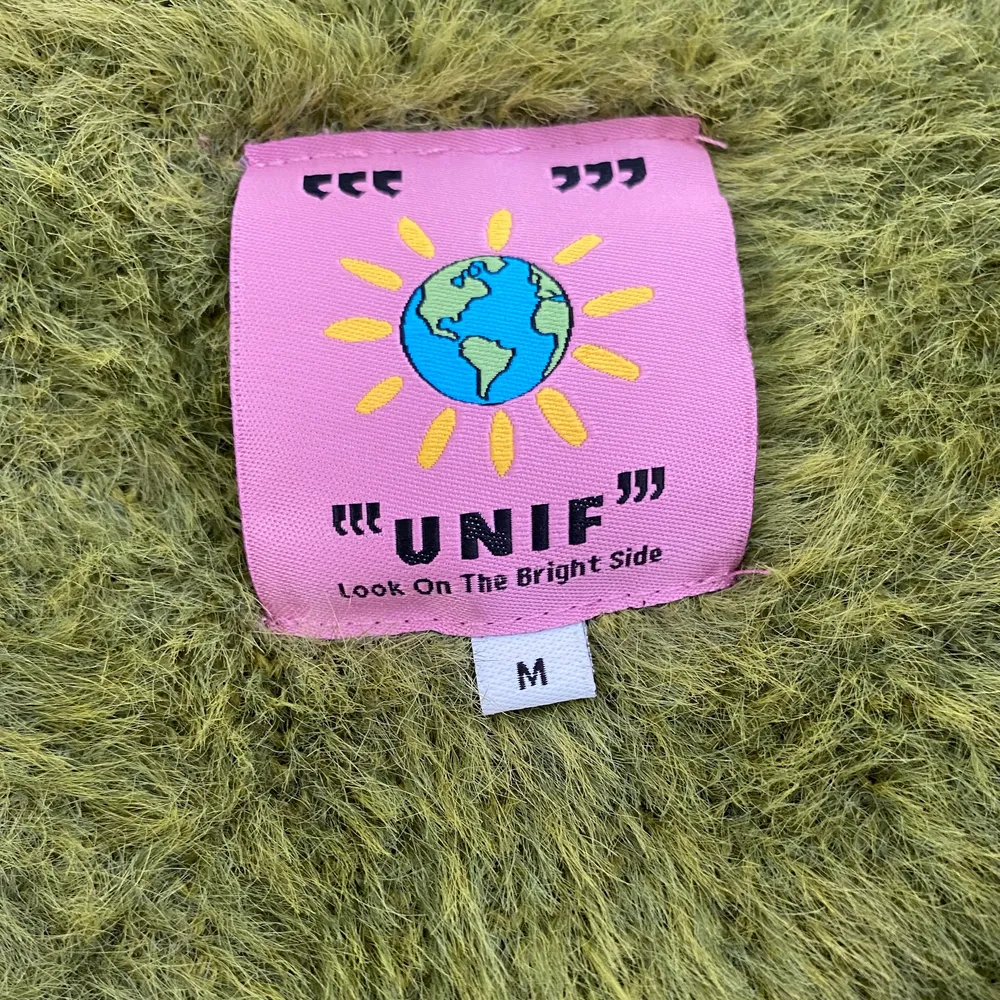 Grön fluffig cardigan från UNIF i storlek M men passar även S. Boxig passform och sitter lite oversized. Äkta men köpt i andrahand. Använd ett fåtal gånger. Frakt tillkommer! Ordinarie pris: 760kr . Stickat.