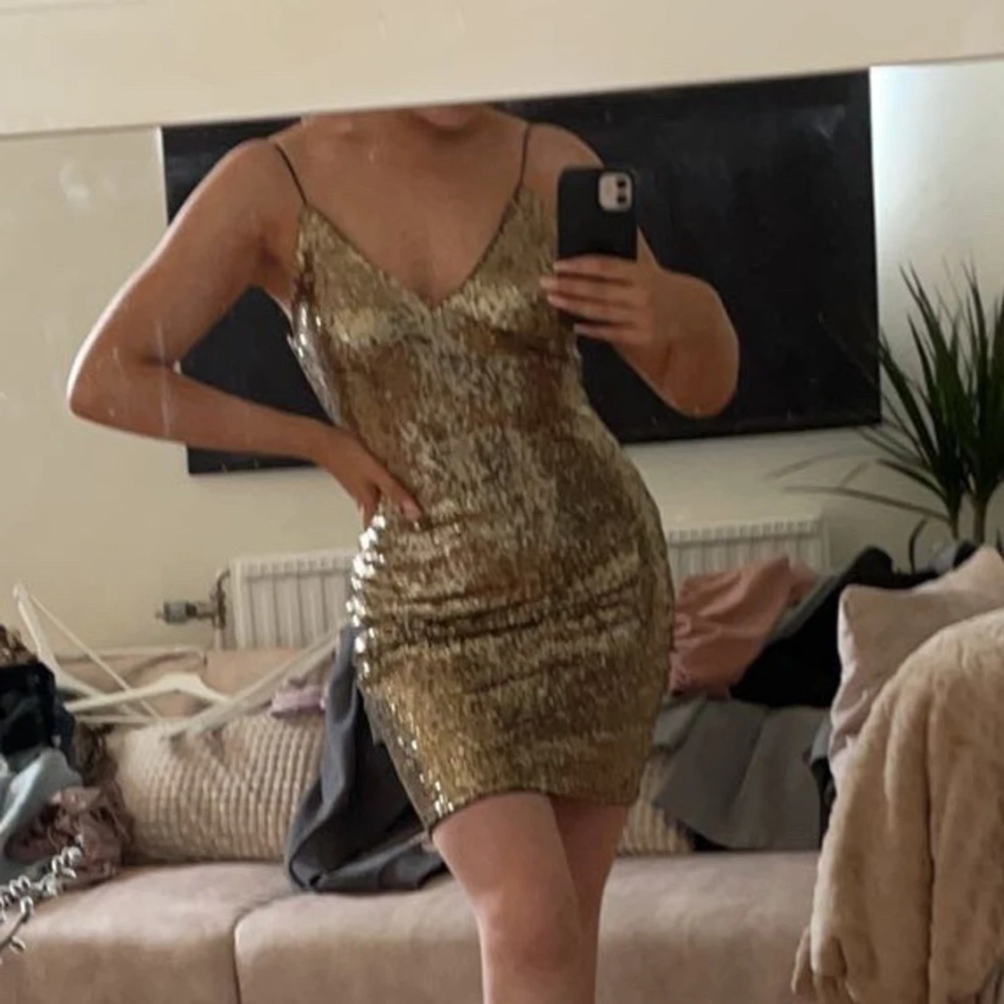 Guldig klänning med paljetter stl S