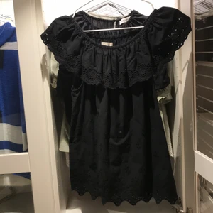 Zara topp - Svart topp från Zara i storlek 164 (motsvarar S ungefär). I nyskick. Nypris:199kr. Funkar både off shoulder och vanligt. 