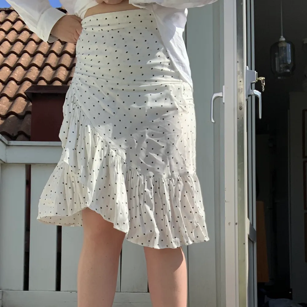En så fin vit och svart-prickig kjol från HM som tyvärr är alldeles för liten för mig🥺 volang framtill och ner till knäna på mig som är 168. Strl 38🥰. Hameet.