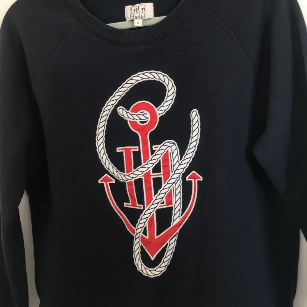 Jättefin Tommy hilfiger tröja från Gigi Hadids kollektion💙superfint skick, i stl s men skulle även passa xs. Kontakta gärna mig vid frågor eller fler bilder💞frakt blir runt 66kr, kan samfraktar om man är intresserad av mina andra annonser. Kan även hämtas i Täby😊. Tröjor & Koftor.