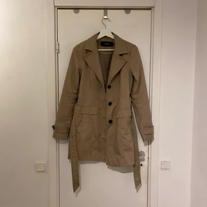 Kappa - Beige kappa från Vero Moda. I jättefint skick!