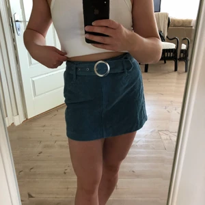 Blå kjol Zara - Säljer denna sjukt fina kjolen som tyvärr är för liten för mig. Den är från ZARA och är blå i manchester tyg. Finare i verkligheten än på bild!! Tyvärr har dom spruckit jätte lite i sömmen vid dragkedjan men inget som märks tycker jag. Spårbarfrakt 66kr🌼