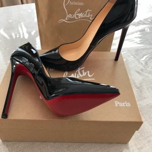 Christian Louboutin  - Säljer ett par helt nya Christian Louboutin skor på grund av fel storlek. De är 120mm höga och i ett glansig svart färg. Modellen är av pigalle. Priset kan även diskuteras. 