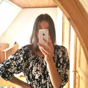 Blommig blus - Härlig luftig blus perfekt till sommaren😍man kan ha den både off shoulder och vanligt! Samfraktar eller möts upp på gröna linjen 🥰