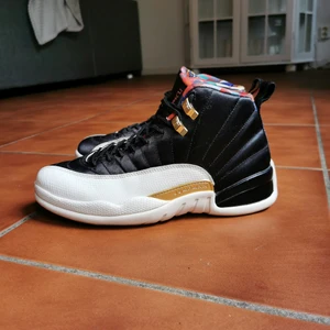 Nike air jordan 12 CNY eu42 - Hej, säljer mina jordans då det inte var nått för mig, dem i är bra skick bortsett från tecken av användning på sulan och lite crease. Kollat ni upp chinese new year så ser ni att man även kan skära bort det svarta tyget för att framhäva chinese new year tyget under.  EU42 26.5cm US8.5. Köparen står för frakt! 