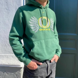 Nike hoodie - Super fin hoodie med Nikeswooshen i mitten. Riktigt bra skick och är i strl M, modellen är 182 cm lång💚