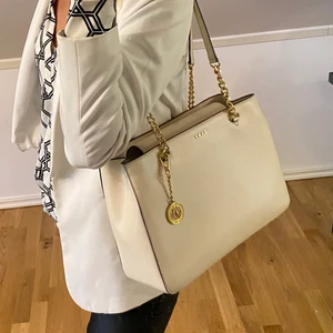 DKNY väska - En superfin väska från DKNY. Knappt använd. Fint skick! Nypris 2800kr 