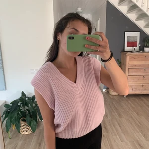 Rosa Väst, Gina, XS - En rosa stickad väst i storlek XS från Gina Tricot. Använd en gång. Säljer pga kommer ej till användning. Köpt för 299:-, säljer för 150:-. Köparen står för frakten. 