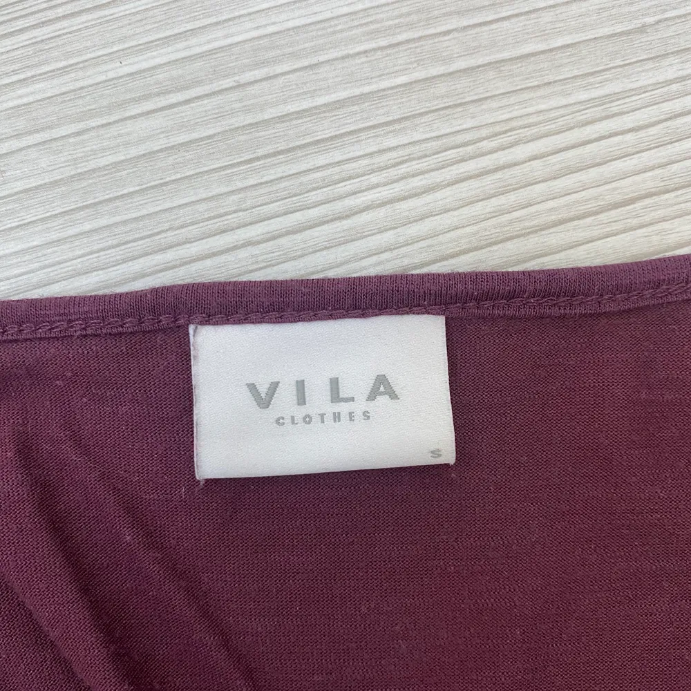 V-ringad t-shirt i en burgundy/ vinröd färg. Från Vila i storlek S. Superskönt material. Använd ett fåtal gånger☺️. T-shirts.