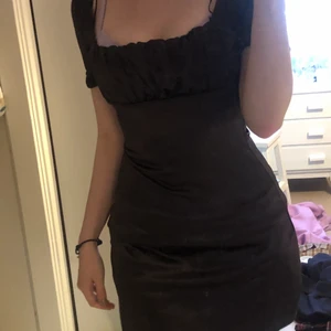 brunsvart klänning - aldrig använd med prislapp kvar! svart i skuggan och brun i ljuset 🥰 skriv för mer bilder <3