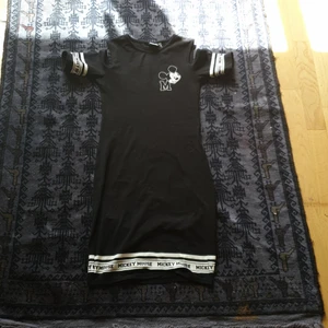 Mickey mouse klänning  - En supper fin summer klänning användade en ggång.Passar xxs_xs.finns fler bilder 