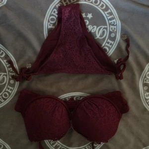 Super fin vinröd bikini - Super fin vinröd bikin i gott skick, endast testad ett fåtal ggr, super fin passform. Storlek s i underdelen och 80C i överdelen med push up som ger en fin klyfta. Kan mötas upp i nyköping eller alternativt gnesta. Köpare står då för frakt.