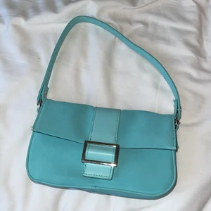 Mocka väska - Baby blå väska, köpt för 179 kr och säljer den för 150 inklusive frakt.