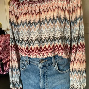 En zick-zack mönstrad tröja - En zick-zack mönstrad tröja att ha när som helst på året. Skönt material går att ha som offshoulder men även som vanlig, lagom kort i ärmarna. Frakt ingår. Tvättar såklart innan frakt.