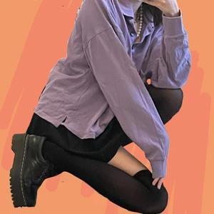 lila monki tröja 🪄🔮 - säljer denna lila tröja från monki 🧬 den är i relativt fint skick, dock så har jag oljemålat i denna tröja så den har några små oljefärgs-fläckar här och där. storlek: M 🔮