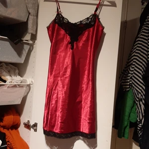 Nattklänning/klänning - Snygg nattklänning/klänning i silke eller vad det nu är. Köpt begagnad men säljs för jag har inte användning av den. 