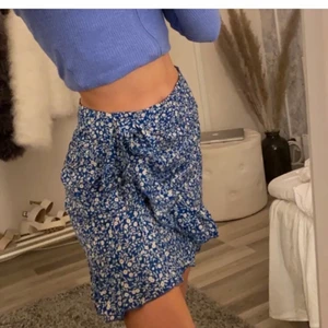 Fin kjol!! - Säljer nu vidare denna fina kjol från Shein! Bilderna är lånade!🌸 Fint skick!!, storlek S, 75kr+frakt!