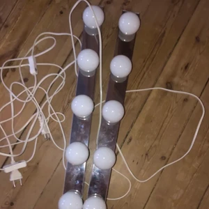 Smink bord lampa - Lampor för sminkbord från Ikea. I perfekt skick precis som nya. Valde att köpa en annan smink spegel som har egen belysning därför säljer jag dessa. Priset kan diskuteras . BÅDA INKLUDERAS FÖR 500kr, säljs på Ikea 500kr STYCK!!!