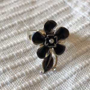 Jättefin ring med en svart blomma! Har matchande armband lite längre ned i mitt flöde🥰 Nickelfri och reglerbar, 10kr. Du som köpare står för frakten på 12kr