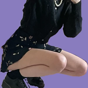 trend report somrig kjol 🧚‍♀️ - en somrig kjol från trend report ☀️ användes alldeles för lite, så tänker nu sälja denna :( materialet är väldigt lätt och luftigt, men nååågot genomskinlig. storlek: S 🥸 (sitter som XS)