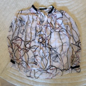 Somrig zara blus  - Läcker sommarbild från zara med knytband i halsen, stl S