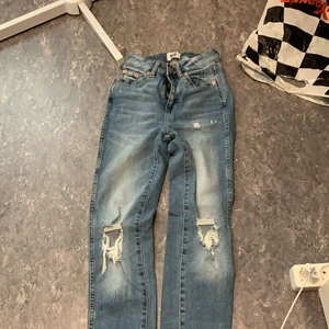Jeans - Två skinny jeans som jag säljer för de inte kommer till användning, tshirten får du gratis vid köp av jeansen☺️jeand med håls stl XXS- blåa jeans stl XS och T shirt stl S. Båda jeansen för 80 eller 50 för ett par!
