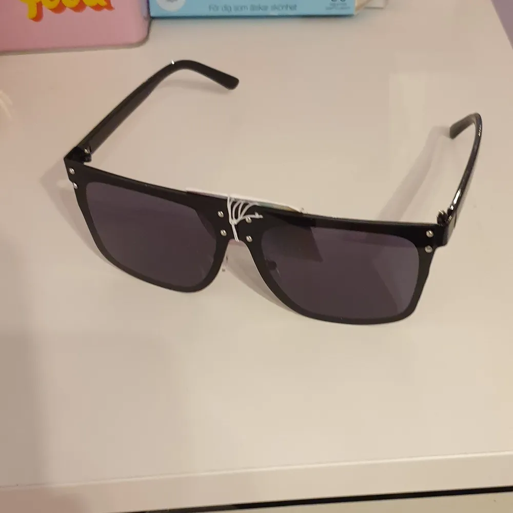 Solglasögon köpta från JFR, med UVskydd, oanvända, köparen betalar frakt, max pris 97 kr tillsammans med frakt ❣ . Accessoarer.