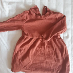 Orange klänning från Lindex - Använt ett par gånger men är fortfarande i ett väldigt bra skick men bara kjol delen som är lite skrynklig. Har en liten krage som går runt halsen men också två knappar på baksidan som funkar än. 