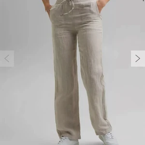 Linnebyxor - Intressekoll på dessa helt nya slutsålda linnebyxorna i strl 36! Jag är 177cm lång och dem är lite korta, kan tänka mig att de passar längen 165-174cm. Säljer enbart för bra bud annars skickar jag tillbaka dem