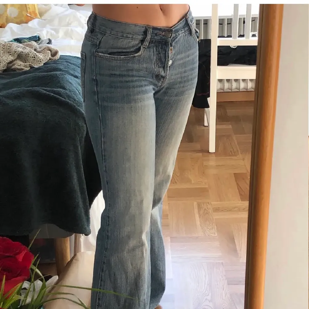 Säljer ett par jättesnygga Low waisted jeans. . Jeans & Byxor.