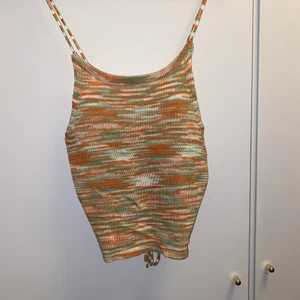 Stickat linne från SHEIN  - Jättefint linne från SHEIN, stickat med knyte i ryggen. Man kan justera banden och knytet bak. Strl L aldrig använd endast provad