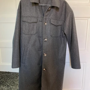 ”Schacket” från Vero Moda - Grå shacket av märke Vero Moda strl M. Endast provad.