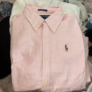 Ralph lauren skjorta - Säljer min Ralph Lauren skjorta , helt ny, använd ca 1 gång. Har extremt många andra så väljer att sälja en av dem. Om ni är intresserade av de andra är det bara att skriva! Kanske kan tänka mig sälja