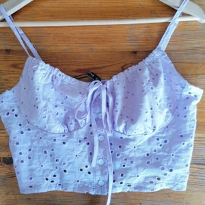 Somrig topp  - Jättefin lila topp från Zaful. Säljer då den inte passar mig längre. Den är i bra skick. Frakt ingår. 