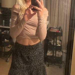 Tröja  - Säljer en tröja från H&M som inte kommer till användning💗  knappt använd. 