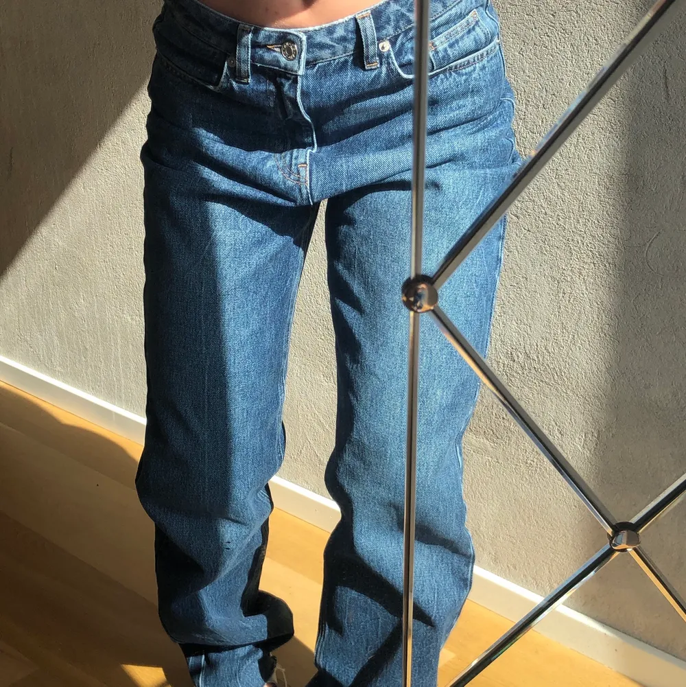 Superfina jeans i en snygg mörkblå tvätt. De sitter baggy på mig som vanligtvis har strl 34 i jeans, men så snygga!!. Jeans & Byxor.