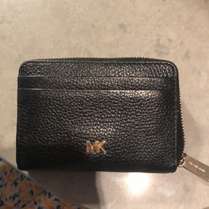 Micheal kors plånbok - Bra skick och perfekt plånbok med båda korthållade och öppningsbar så man kan lägga in nycklar, sedlar eller annat man vill ha. Orginalpris: 730kr