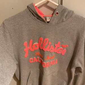 hollister tjocktröja - använd tröja men inte sönder eller så! passar S,M 250kr med frakt 📦 
