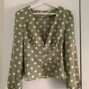 Grönprickig topp NAKD strl S - Använd 1 gång. Väldigt söt, strl S/M. Är lite ”räfflad” vid bysten