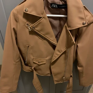 ”Skinn” jacka - Brun skinnjacka i storlek xl, jag är en small och den sitter lite oversized på mig!