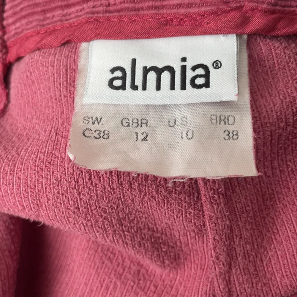 Nästan helt nya rosa byxor i bra skick, jag brukar ha 34 men dem sitter lite lösare passar också till storlek 38-40 om man vill ha lite tajtare . Jeans & Byxor.