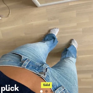 !!PISSNYGGA jeans från Levis!! - jeans från Levis, snyggaste jag sett på plick men som tyvärr var för stora för mig (gråter) men jag hoppas någon annan kan få användning av dem! Lowrise och lite utsvängda! Skriv för ytterligare bilder (bilderna är lånade av förra ägaren) budgivning avslutas lör 23:59!!