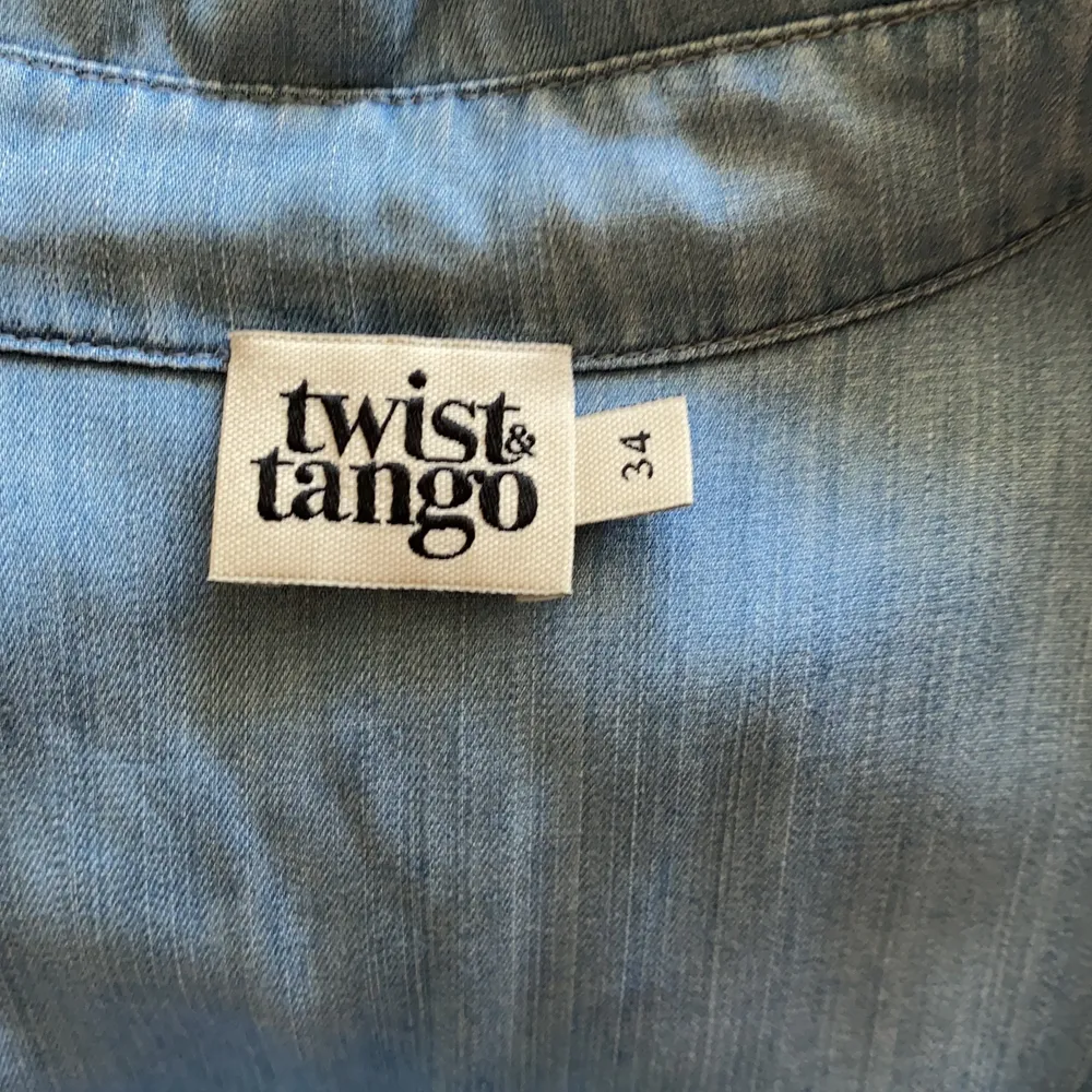 En jättefin skjorta från Twist & Tango. Breda armar med en slits längst ner. Storlek 34. Jeansfärgad, tunn, perfekt en varm sommardag. Obs inte jeanstyg!! . Skjortor.