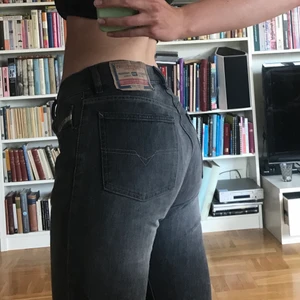 Skitsnygga vintage jeans! - Galet snygga mid-waist bootcut jeans från diesel! Köpta av @Vendelaa här på plick men har dessvärre inte kommit till användning🤥❤️ I en W30 vilket jag tycker stämmer bra överens (jag är en W28 som referens), de är dock nytvättade så sitter lite tajtare nu!💞 Passar nog W26-30 beroende på önskad passform🥰 Lite slitna baktill vilket syns på första bilden men har sytt igen hålen nu!😁